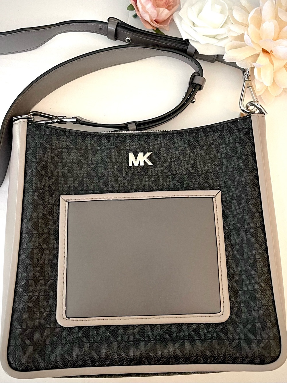 Michael Kors Gloria Pocket Swing Pack Crossbody